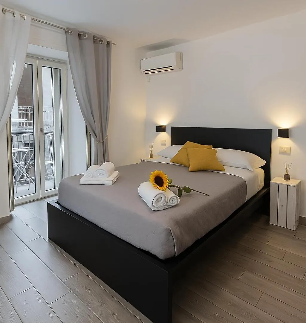 Napoli Vibes Rooms 4*, Naples