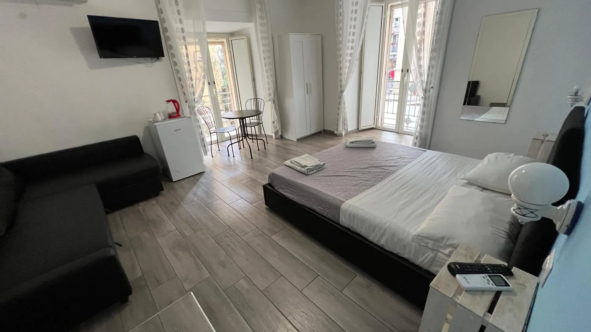 Napoli Vibes Rooms 4*, Naples