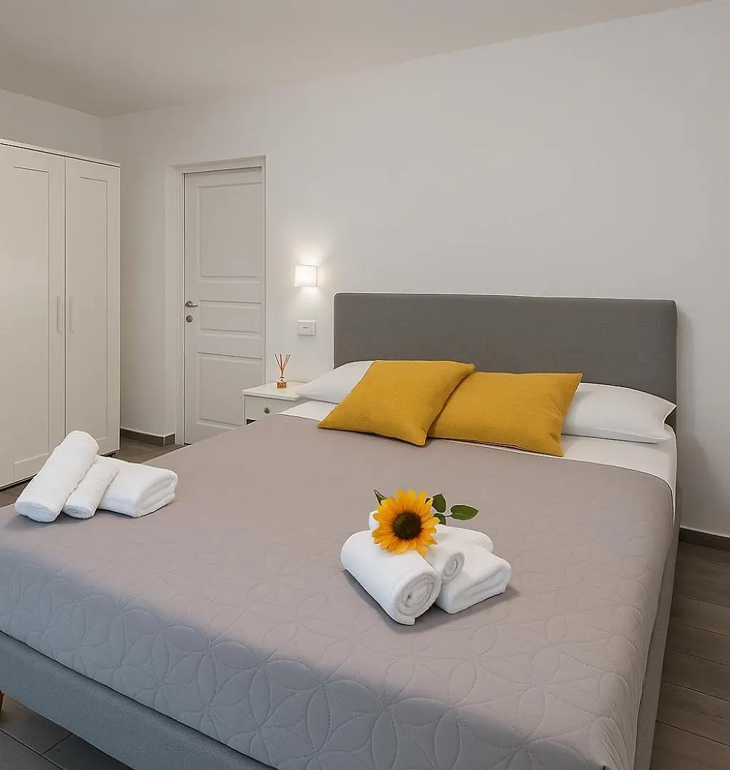Napoli Vibes Rooms 4*, Naples Italy