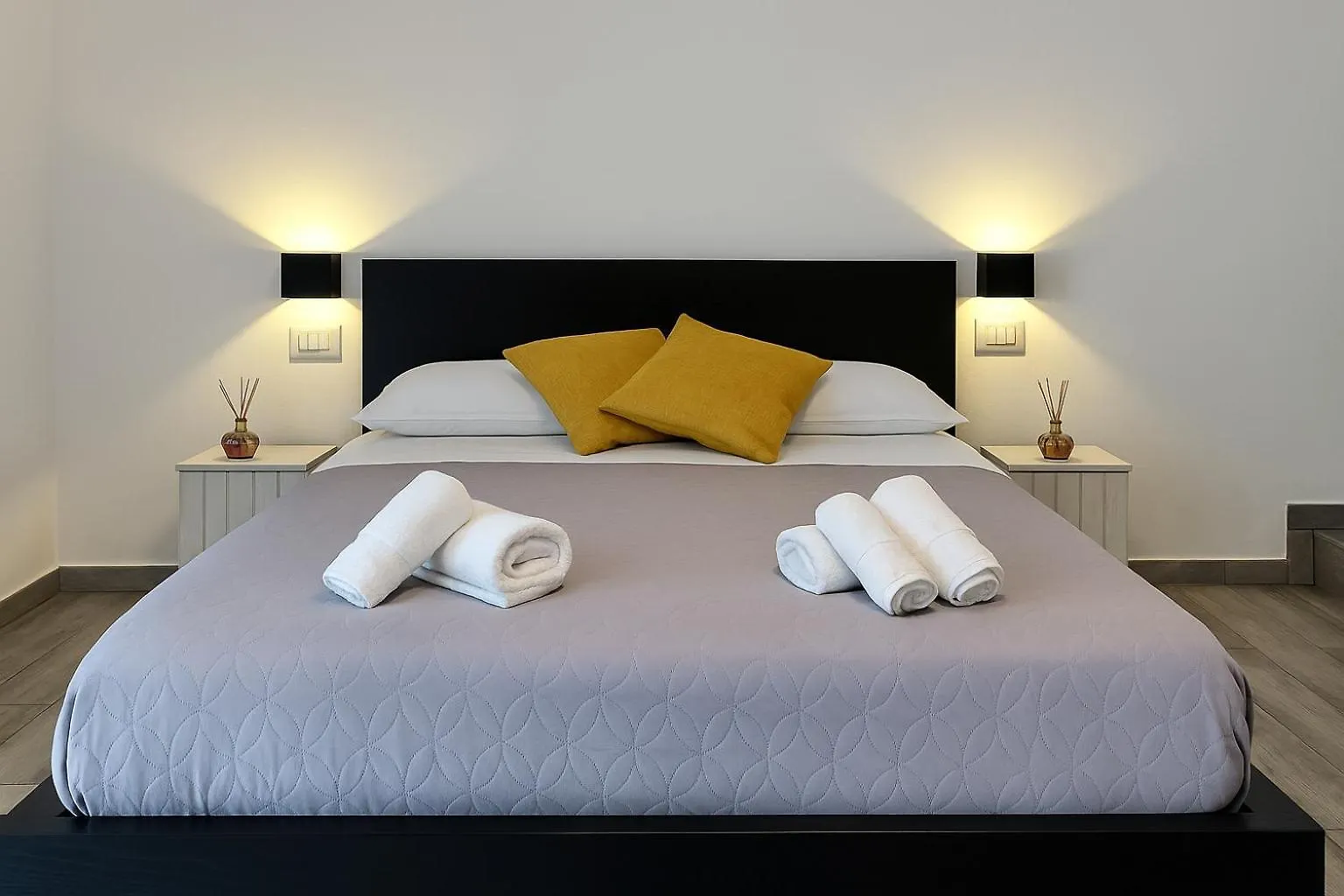 Napoli Vibes Rooms 4*, Naples Italy